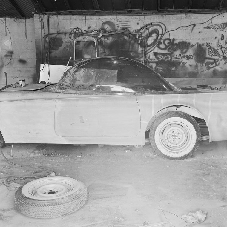Famed dioramist Jim “Hollywood” Fernandez has joined The Predicta Team – he’ll build a 1/24-scale model of Starbird’s entire first shop, complete with the walls (with graffiti), removable roof, detritus, spare parts and the like into which diorama we’ll place the primered body and the separate frame.